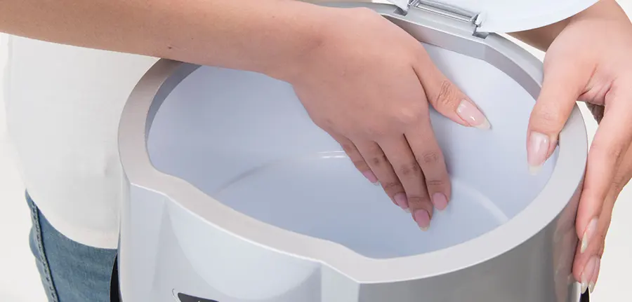 サーバー上部を拭く様子