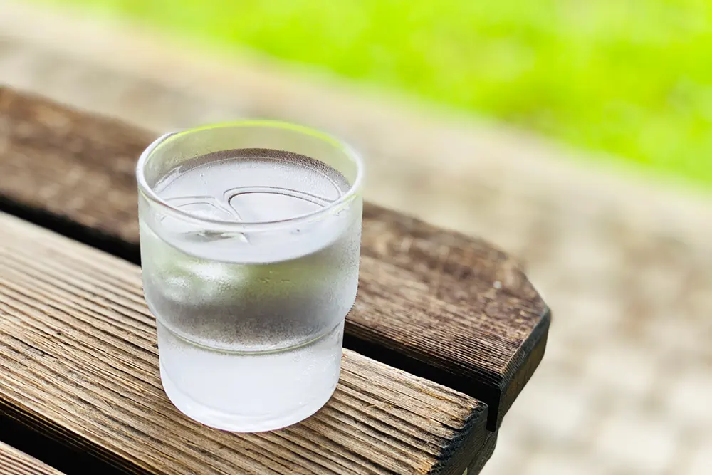 グラスに注がれる水