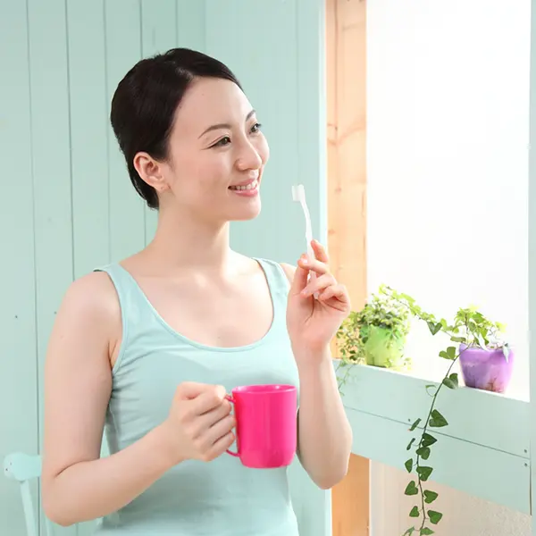 マグカップで飲む女性