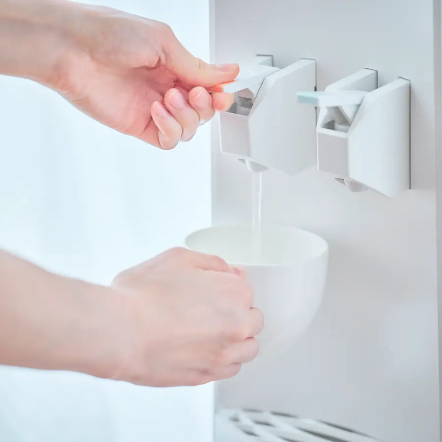 サーバーからお湯を注ぐ