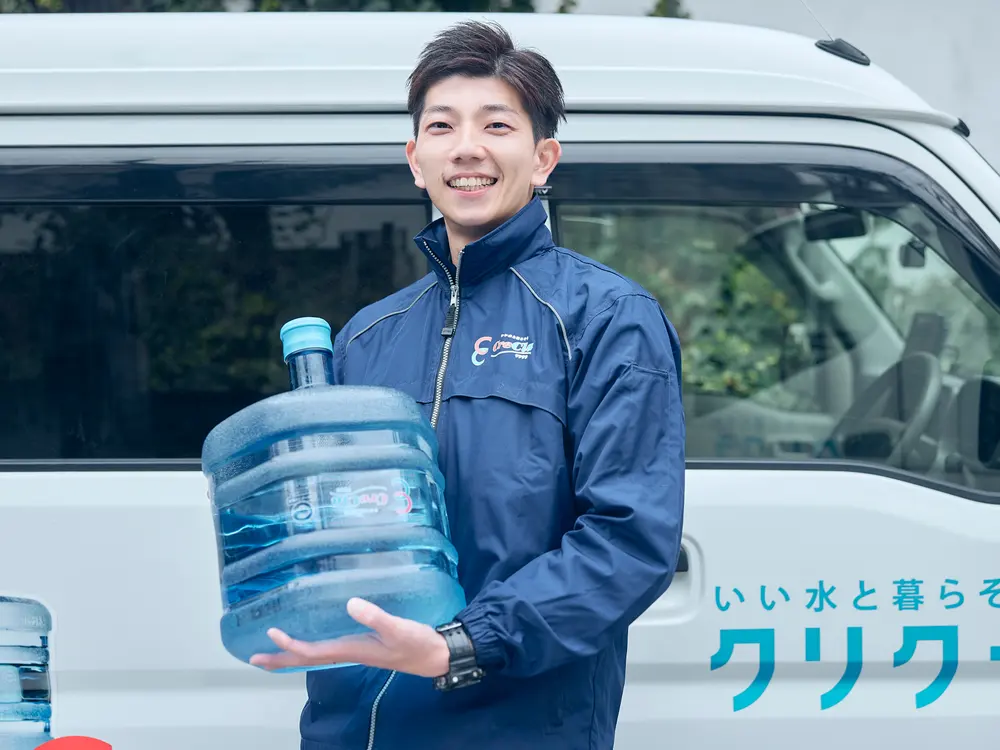 ボトルを持つクリクラの配送員
