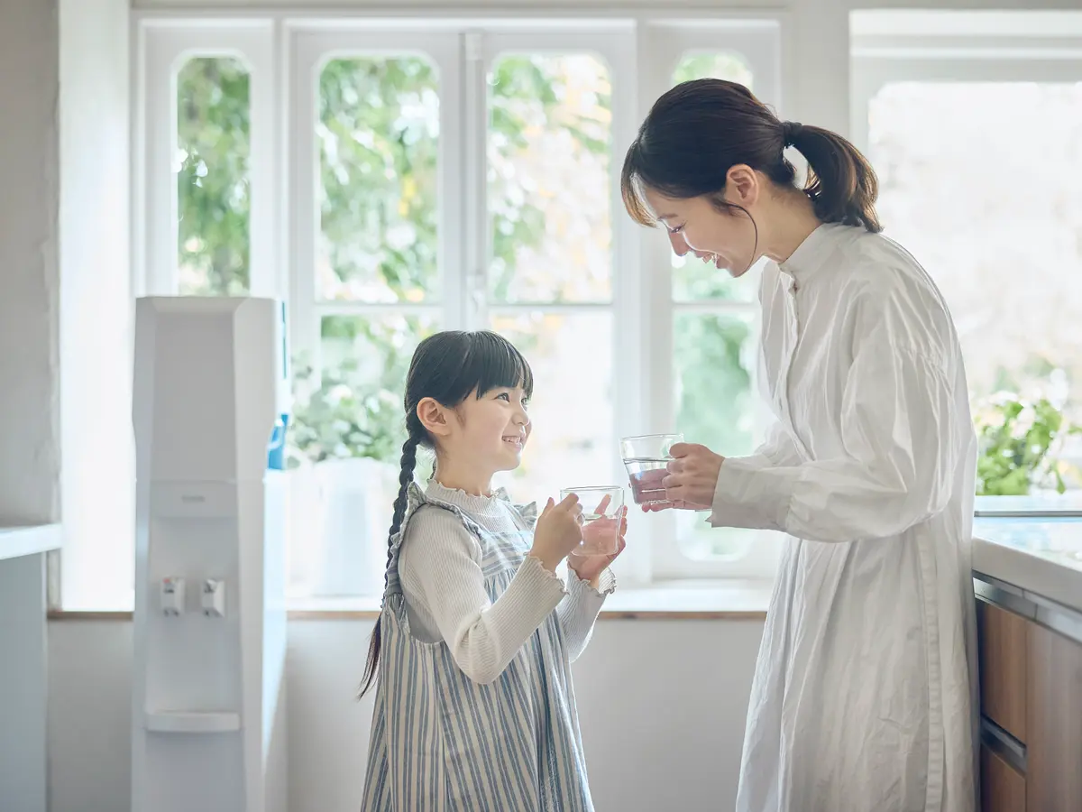 クリクラFitの横で水を飲む母と娘