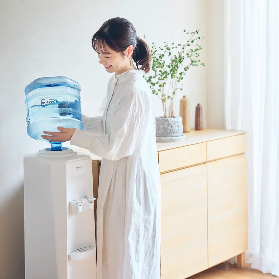 クリクラFitにボトルをセットする女性