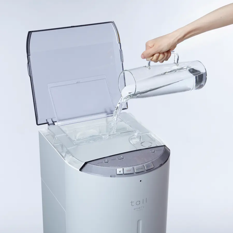 貯水タンクに水道水を注ぐ