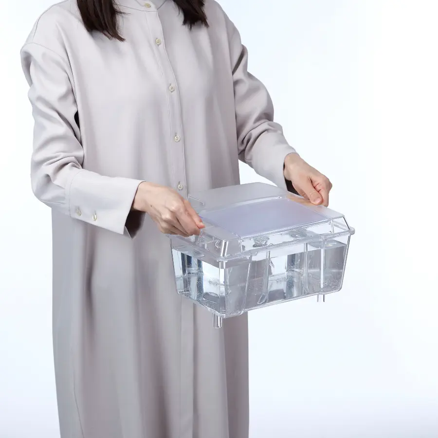 貯水タンクを持つ女性