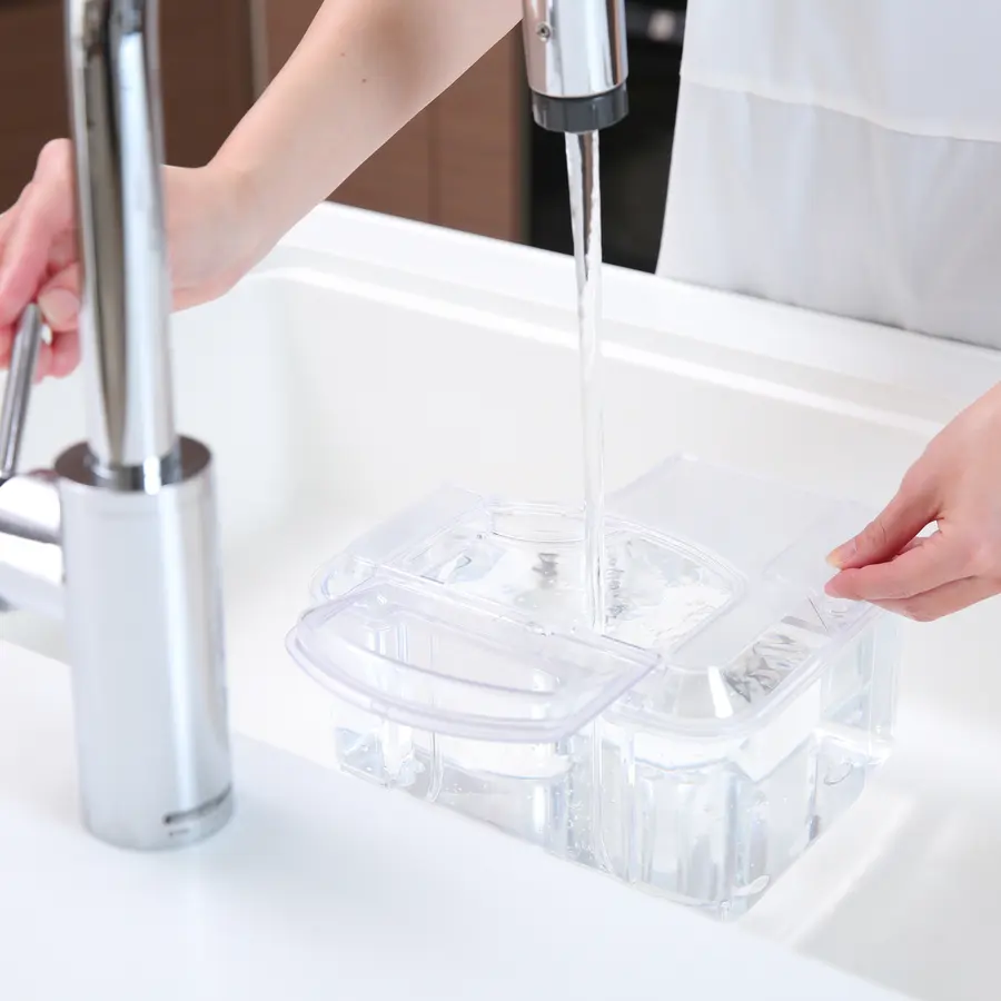 貯水タンクを水洗いする