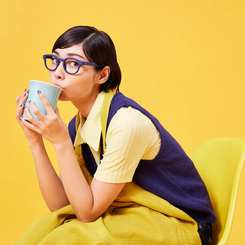 カップで水を飲む女性