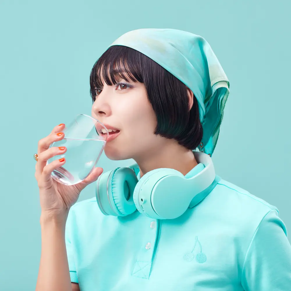 グラスで水を飲む女性